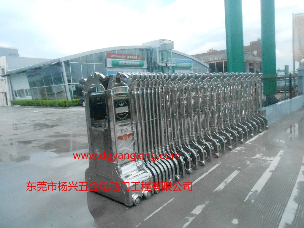 毫华伸缩门安装